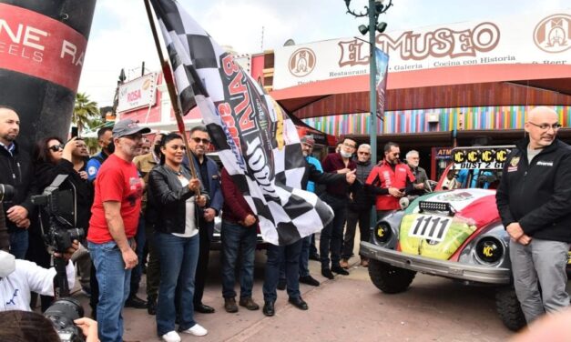 DAN BANDERAZO SIMBÓLICO A LA CARRERA SCORE BAJA 250