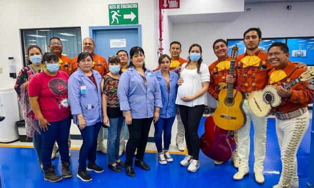 CANTÓ EL MARIACHI PARA TODAS LAS MAMÁS DE TT ELECTRONICS