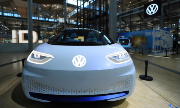 PREVÉ VOLKSWAGEN SUPERAR A TESLA EN VENTA DE AUTOS ELÉCTRICOS PARA 2025