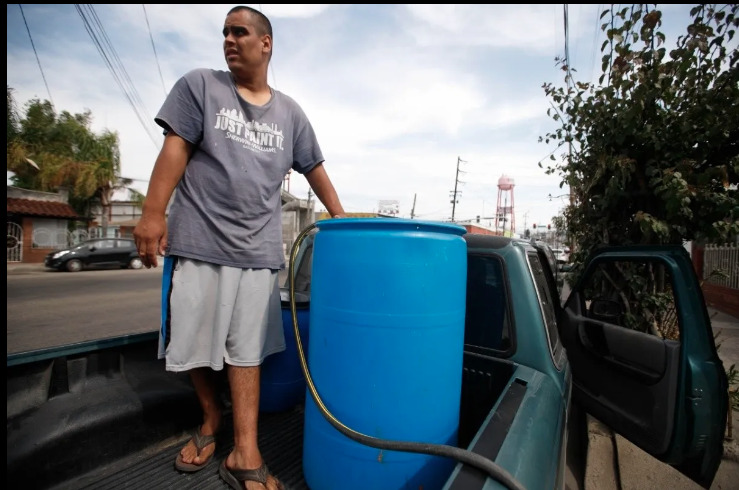 SE PREVIENEN VECINOS ANTE CORTES DE AGUA