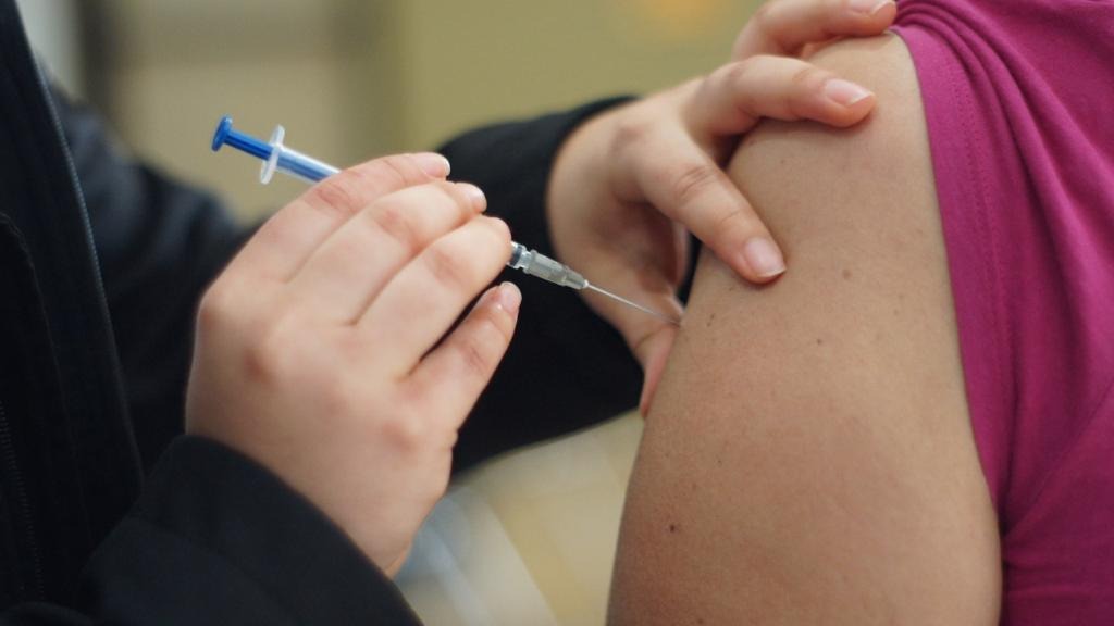 LLAMA A APLICARSE LA VACUNA CONTRA EL COVID-19 Y MANTENER MEDIDAS PREVENTIVAS