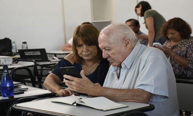 AFRONTAN ADULTOS MAYORES UNA CRISIS POR USO TECNOLÓGICO EN SERVICIOS FINANCIEROS