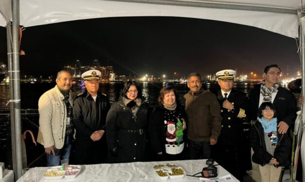 OFRECEN EXITOSO DESFILE DE LUCES DE EMBARCACIONES EN EL PUERTO DE ENSENADA CON EL RESPALDO DE SEPESCA