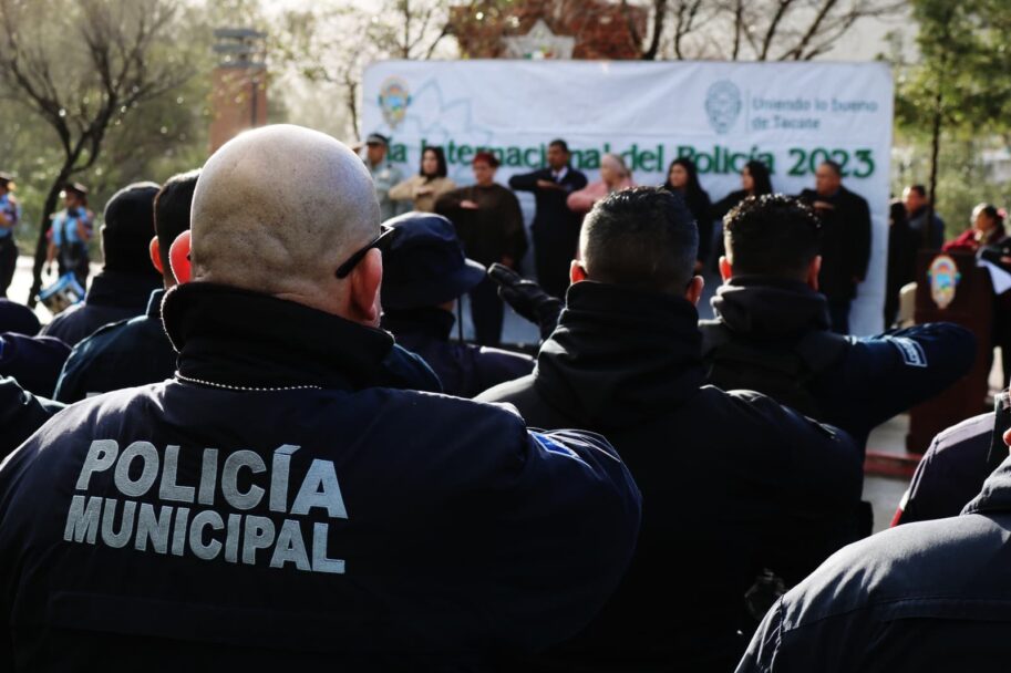 ENTREGAN EQUIPO A LA POLICÍA DE TECATE Y GESTIONAN SEGURO SOCIAL