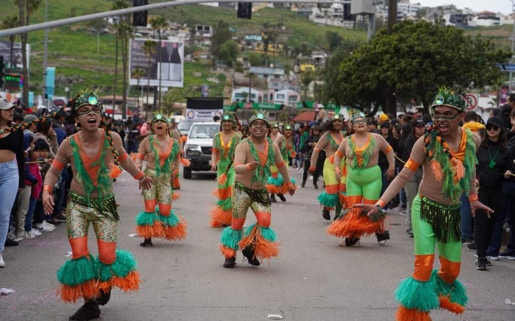 DISFRUTAN MILES DE PERSONAS EL SEGUNDO DESFILE DEL CARNAVAL DE ENSENADA 2023