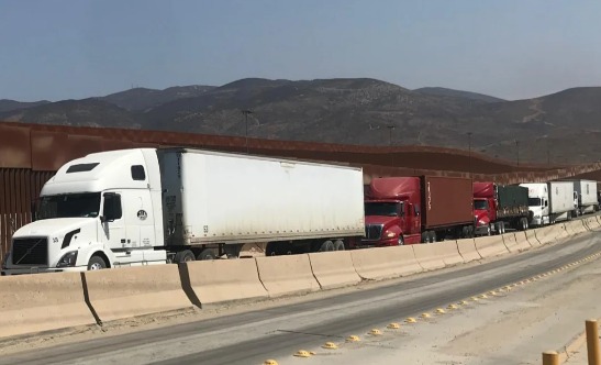PIERDEN CHOFERES VISA DE TRABAJO POR MIGRANTES ESCONDIDOS EN TRÁILERES