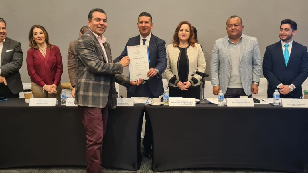 ENTREGÓ RECONOCIMIENTO CANIRAC ENSENADA A COMISIONADO DE LA COEPRIS BC