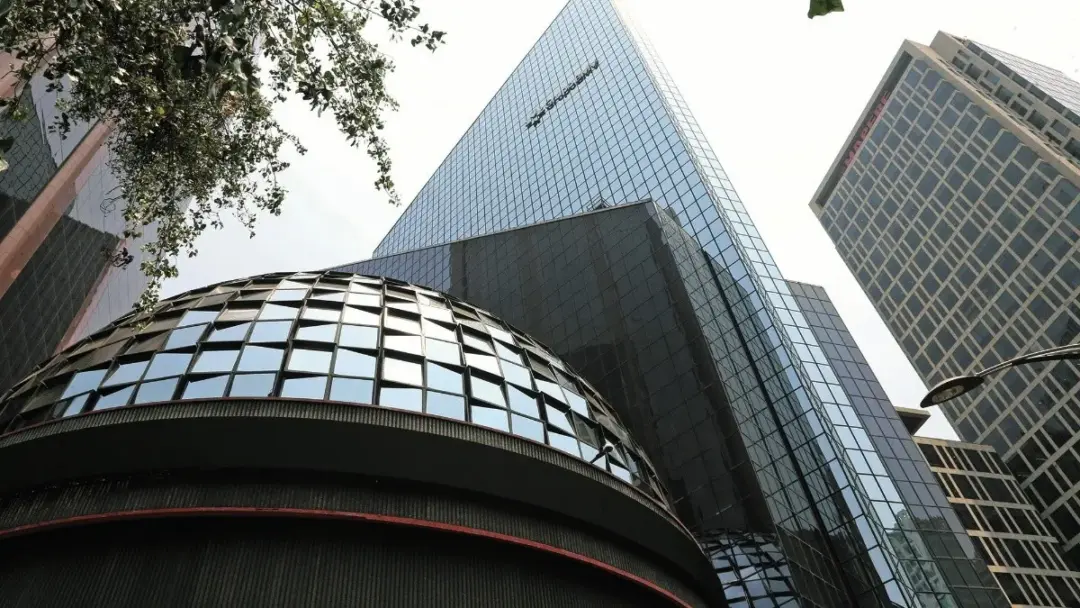 Cae 0.6% bolsa mexicana por cautela en el mercado; Volaris lideró el descenso