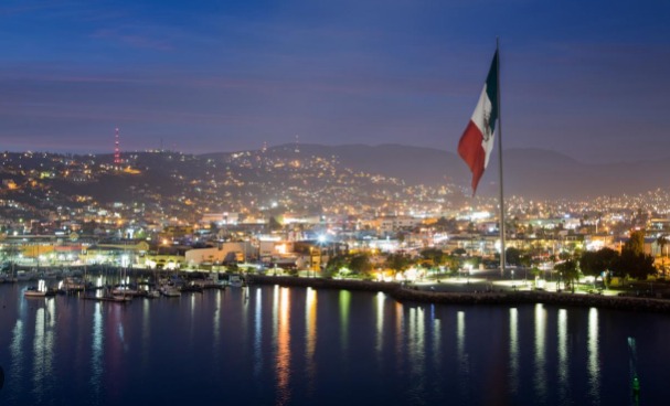 Señala CCEE que debe revisarse el contrato de luminarias para Ensenada