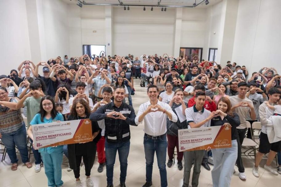 Beneficia Juventud BC con becas a estudiantes de preparatoria y universidades de Tecate