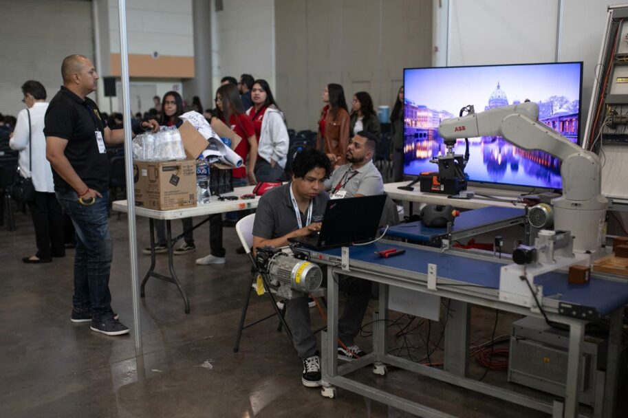Presentan oferta educativa de BC en la Expo Universidad 2023