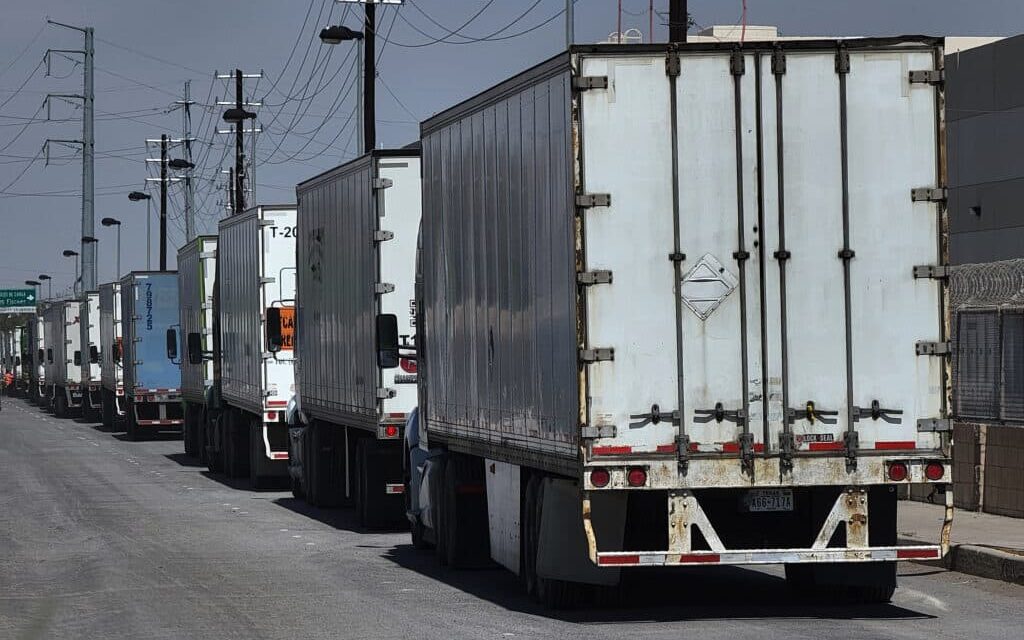 Pierden transportistas 400 mil dólares diarios en frontera con Texas