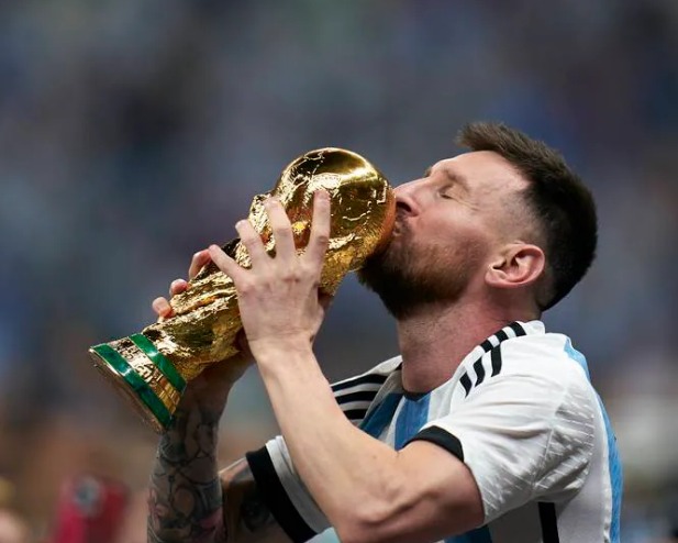 Podrían alcanzar precio récord camisetas que Messi portó en el mundial