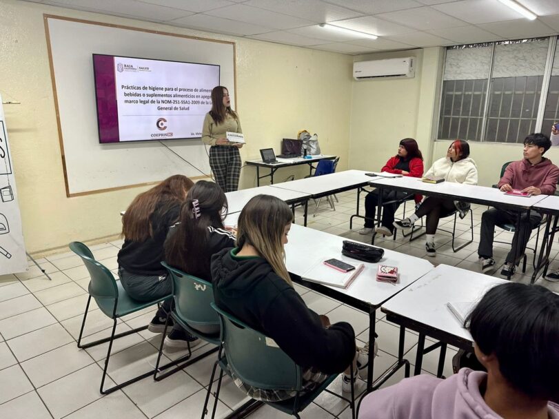 Capacitó COEPRIS BC a estudiantes sobre marco regulatorio para un negocio