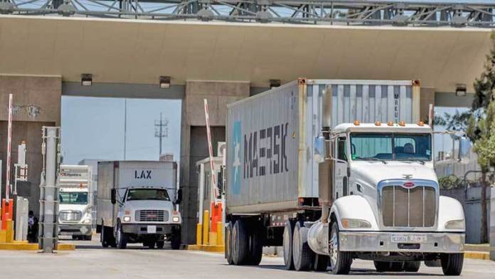 Advierten transportistas largas filas en Otay durante todo noviembre