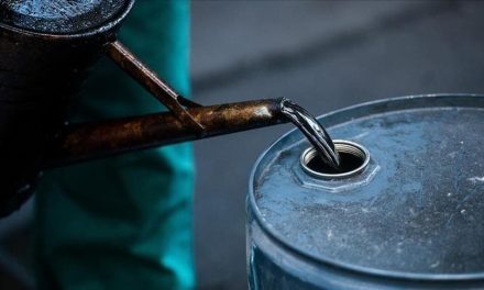 Caen precios del petróleo, buscan abrir el Estrecho de Ormuz