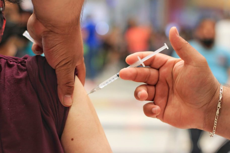 Sigue disponible en BC la vacuna contra Covid-19