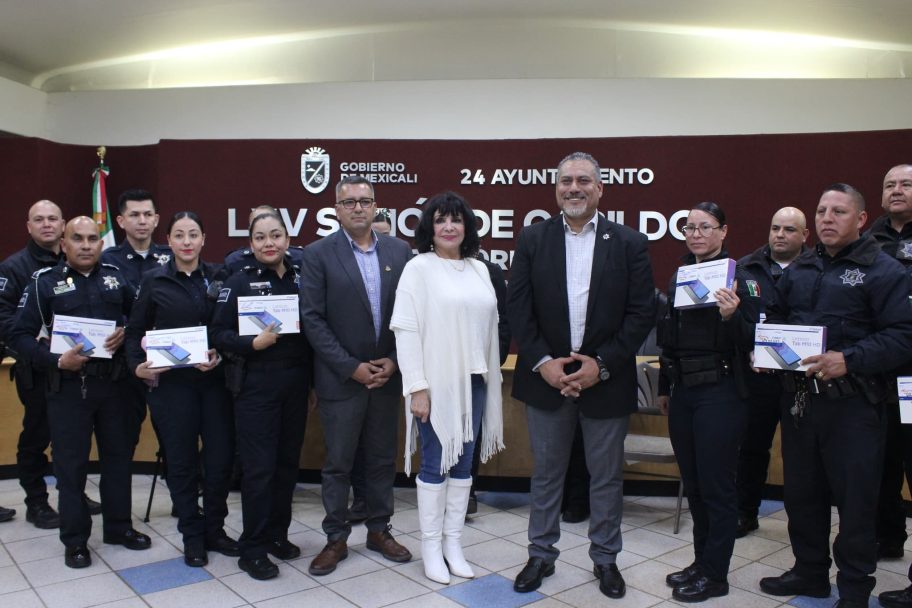 Donó CANACO Mexicali 15 tabletas electrónicas a policías municipales
