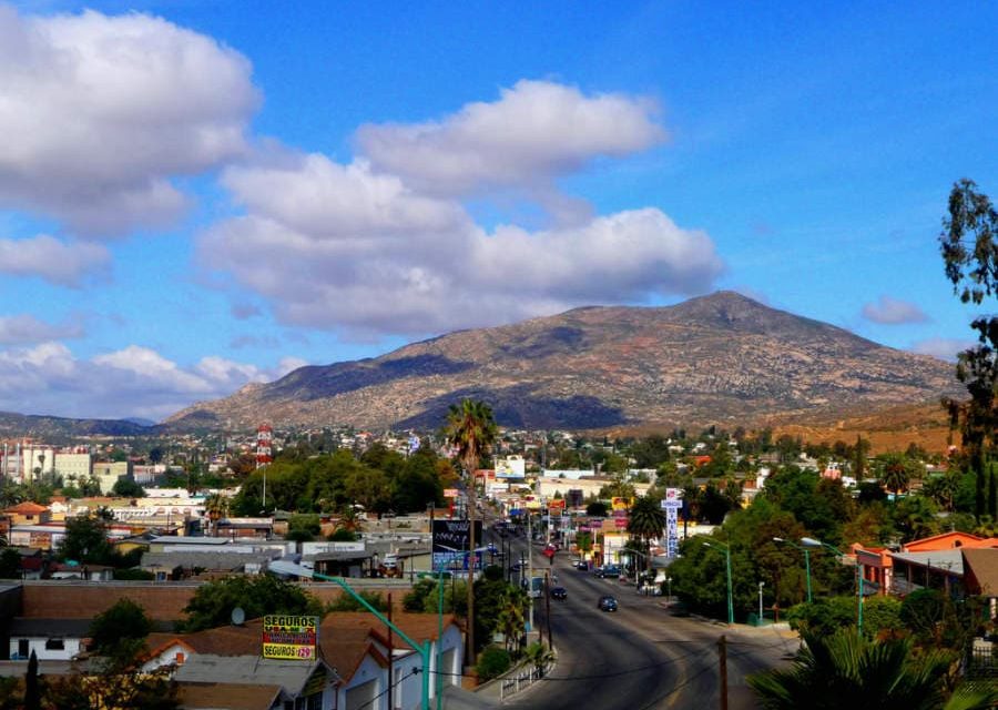 Mejorarán empresas y gobierno municipal vialidades de zonas rurales en Tecate