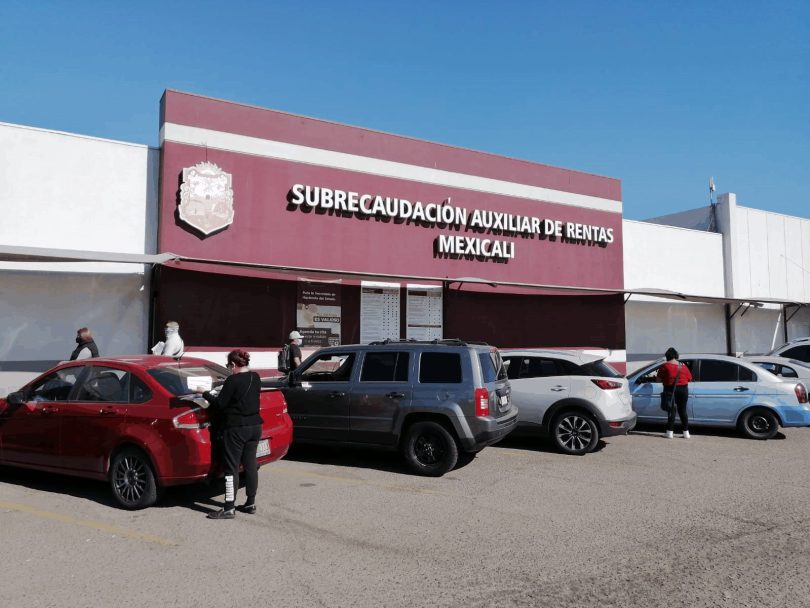 Cumple plazo 31 de marzo para revalidar placas de autos nuevos en BC