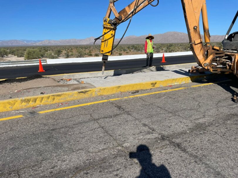 Inician trabajos de demolición de puente en carretera Mexicali-San Felipe