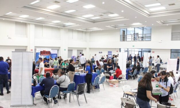 Mantienen ferias del empleo en Mexicali buena afluencia pese a calor