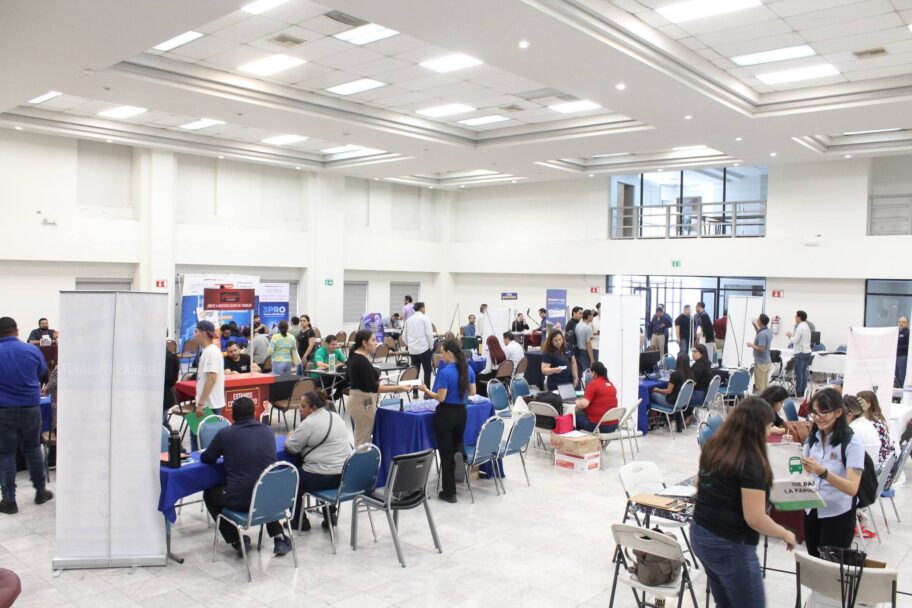 Mantienen ferias del empleo en Mexicali buena afluencia pese a calor