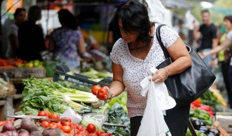 Desacelera inflación más de lo esperado a 3.5% en julio