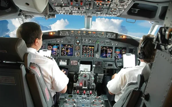 Estima Boeing que la industria aérea contratará a 2.4 millones de pilotos y técnicos