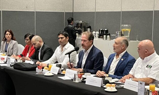 Compartió Roberto Lyle experiencias como empresario líder 