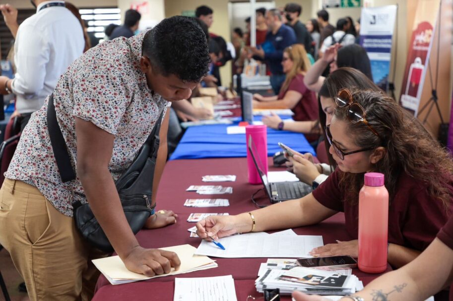 Ofertaron 1,500 vacantes para jóvenes de la UABC en Mexicali