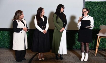 Presentó AMMJE la historia de éxito de la cantante Adriana Ríos
