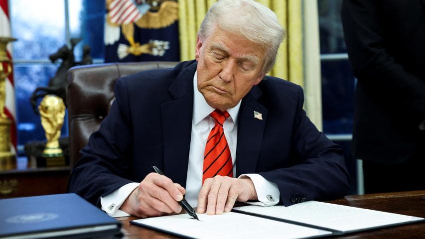 Firmó Trump aranceles de 25% al acero y aluminio