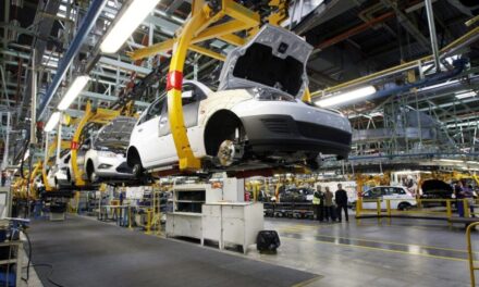 Plantea Trump aranceles para autos hechos en México