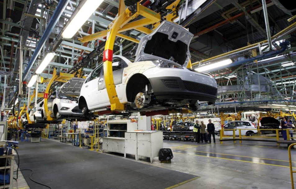 Plantea Trump aranceles para autos hechos en México
