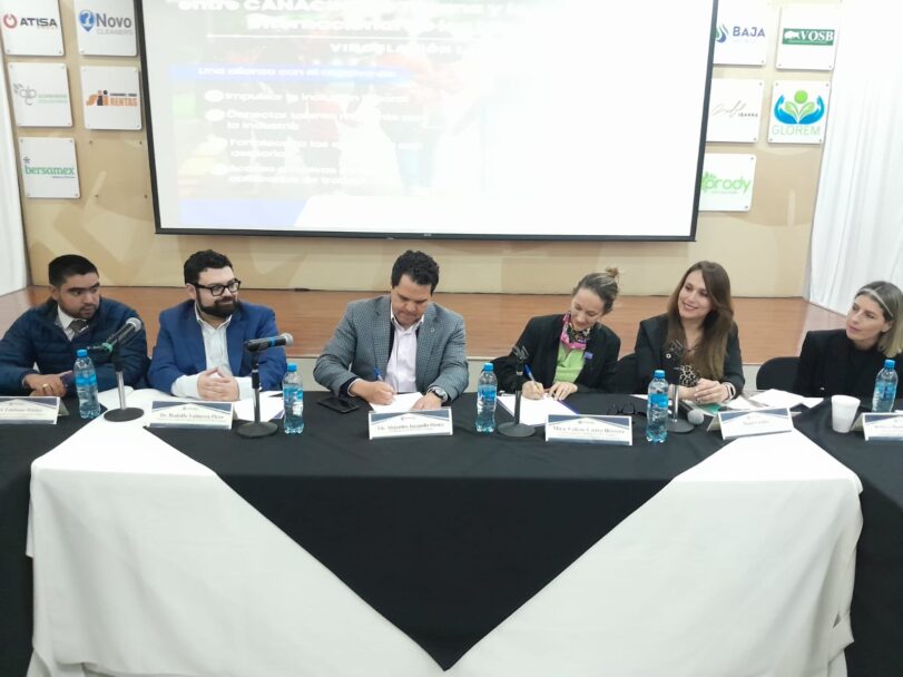 Firman convenio para la vinculación laboral de migrantes