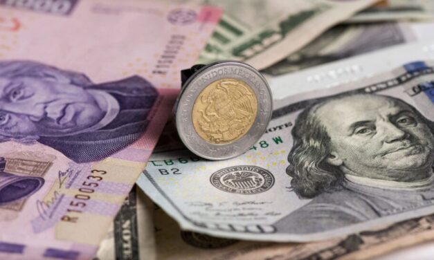 Retrocede peso mexicano contra el dólar tras datos de empleo de EU y amenaza de Trump