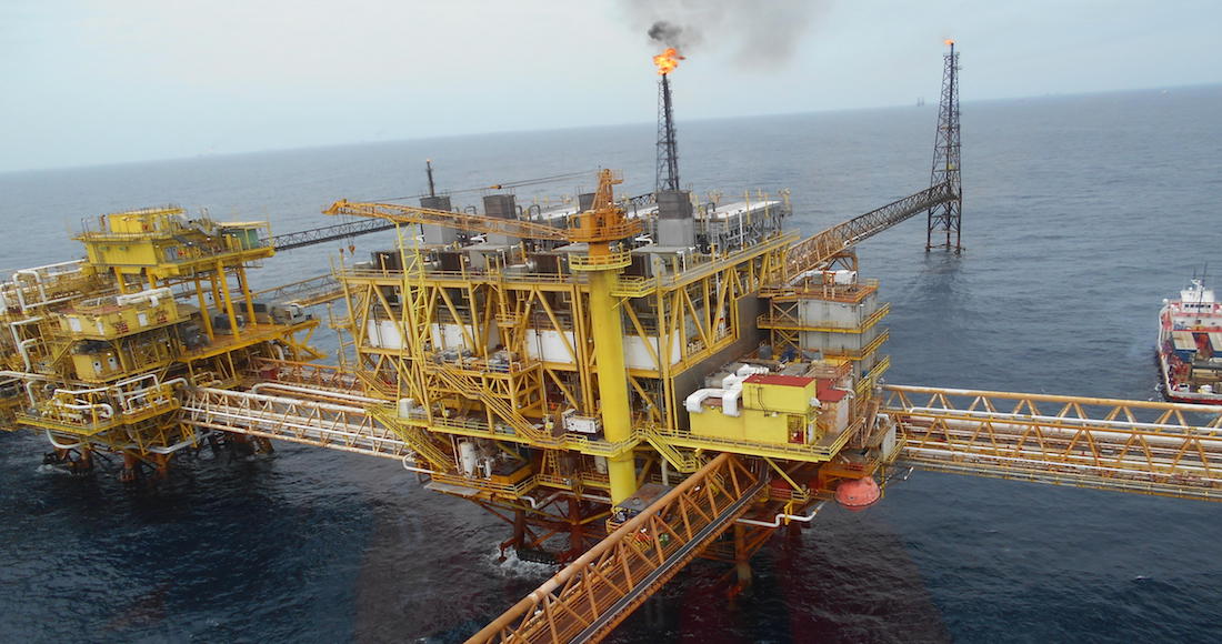 Cae petróleo por incertidumbre sobre aranceles y suministro de la OPEP+