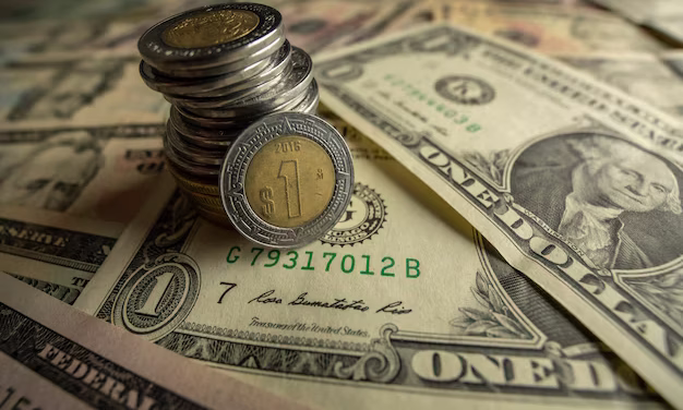 Se deprecia peso mexicano por recuperación del dólar, pero perfila ganancia mensual