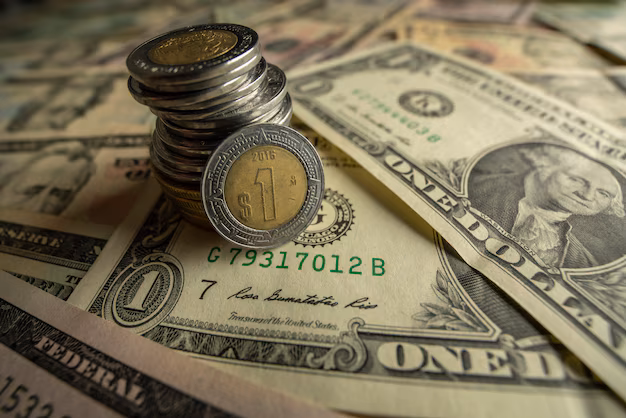 Se deprecia peso mexicano por recuperación del dólar, pero perfila ganancia mensual