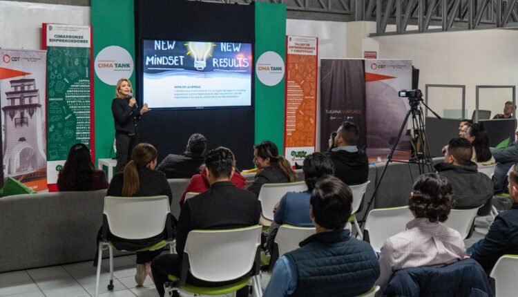 Comparten empresarias retos del emprendimiento en Fuck Up Nights Tijuana
