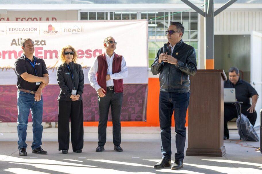 Dona Newell Brands útiles de escritura a alumnos de primaria de Mexicali