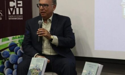 Presenta Melchor Flores libro “El Iceberg del Vino”