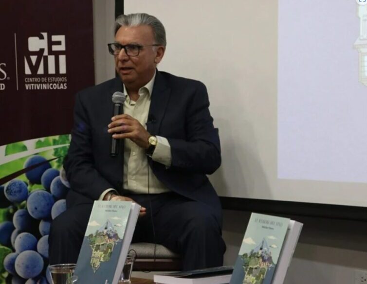 Presenta Melchor Flores libro “El Iceberg del Vino”