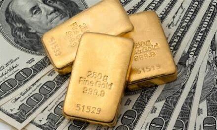 Alcanza Oro precio récord y dólar cae ante temores por aranceles de EU