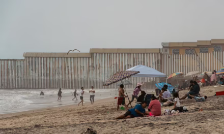 Recomiendan evitar el ingreso a las playas de Tijuana por mala calidad del agua