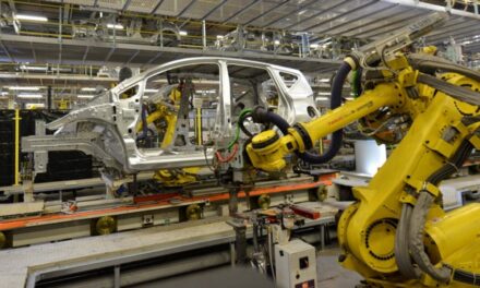 Analiza Nissan cerrar dos plantas en México