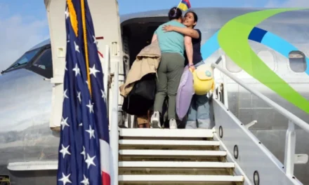 Despega primer vuelo de migrantes auto deportados de EU