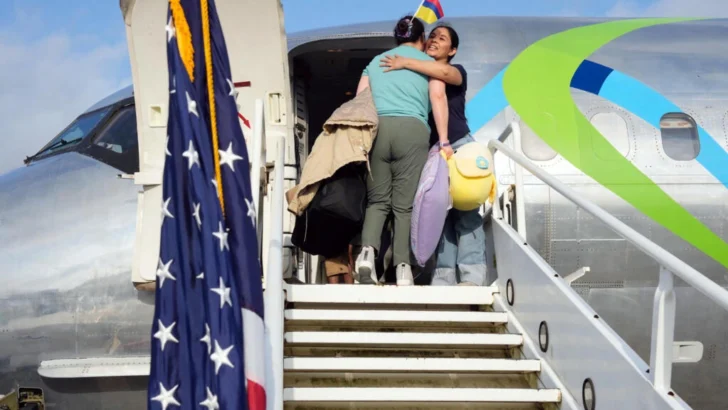 Despega primer vuelo de migrantes auto deportados de EU