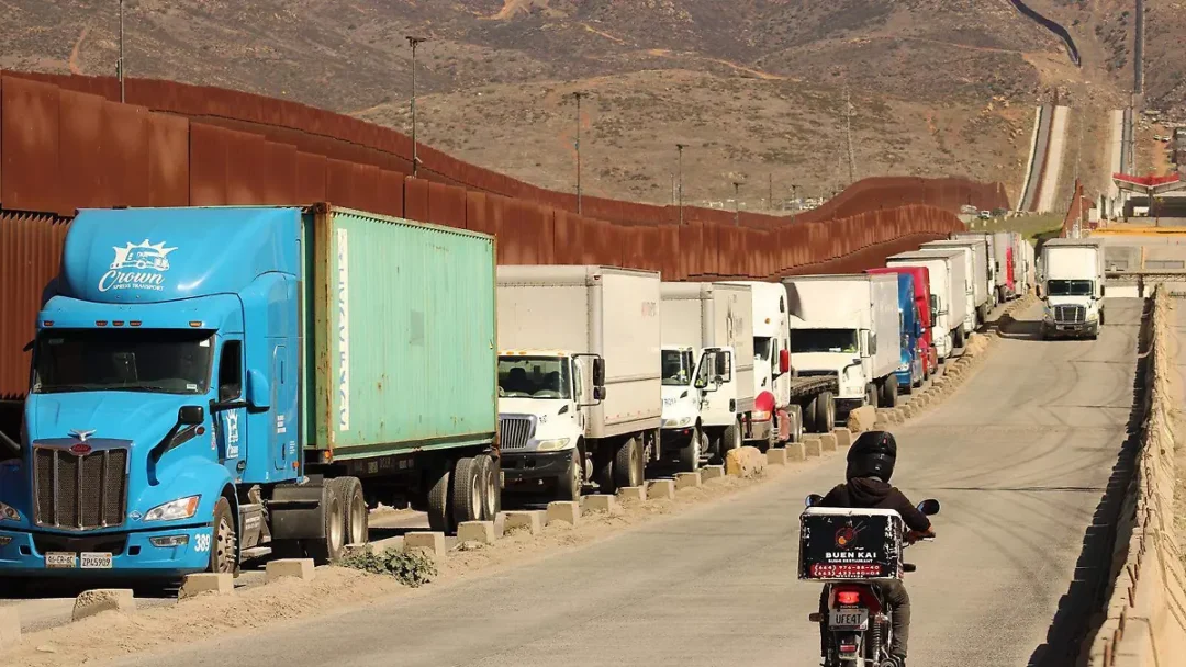 Afinan preparativos para trasladar filas de trailers a Otay 2